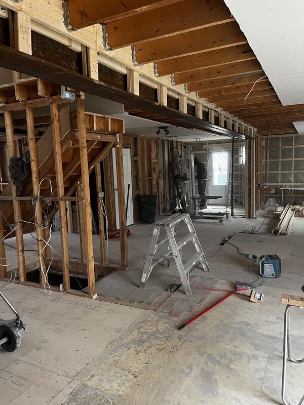 Supports temporaires sous les solives pendant le retrait d'un mur porteur